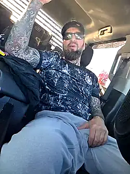 Snapshot of Beardedtattood chatting on October 20, 2025, 1:44 pm Beardedtattood online show from October 20, 2025, 1:44 pm