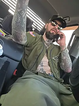 Snapshot of Beardedtattood chatting on October 29, 2025, 1:21 pm Beardedtattood online show from October 29, 2025, 1:21 pm