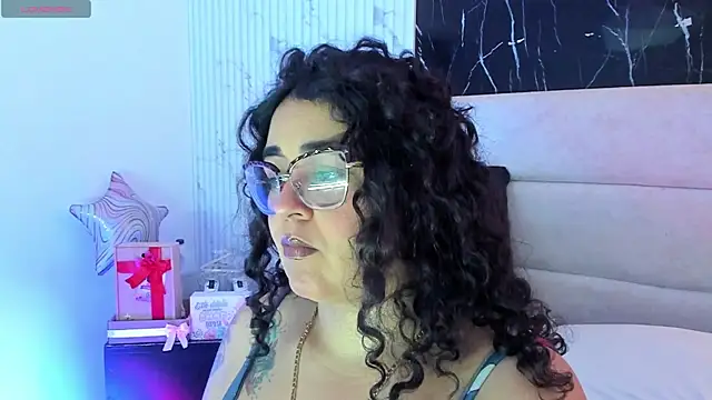 Reginavegaa online show from May 18, 2026, 11:48 am