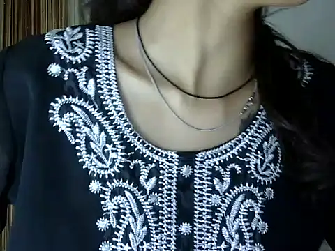 MAAYRA 09 online show from October 3, 2025, 5:47 pm