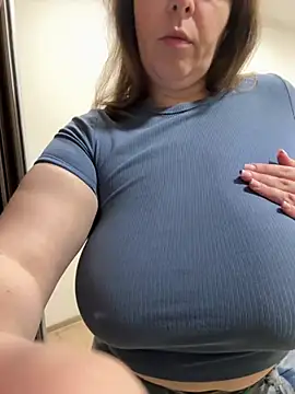 Snapshot of Your_Hot_Sister01 chatting on December 8, 2024, 7:15 am Your Hot Sister01 online show from December 8, 2024, 7:15 am