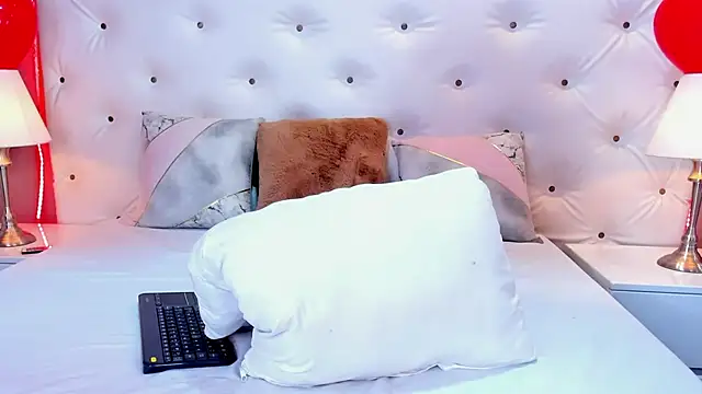 Snapshot of Violet_Grace chatting on February 14, 2025, 8:37 pm Violet Grace online show from February 14, 2025, 8:37 pm