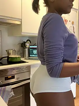 Snapshot of Delgada_culona chatting on December 16, 2024, 10:08 am Delgada culona online show from December 16, 2024, 10:08 am