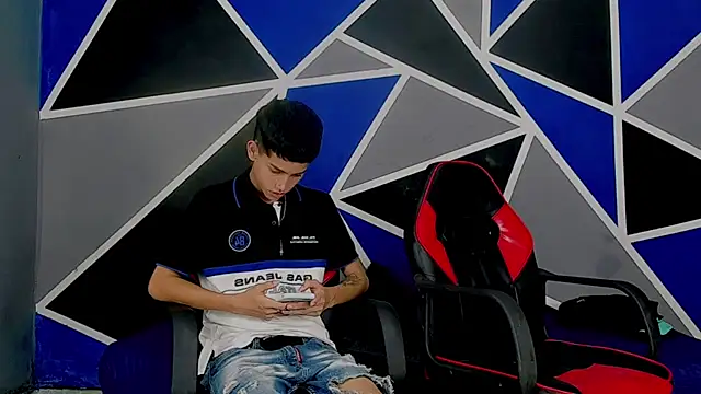 Snapshot of migueyalejo_teens chatting on March 12, 2025, 2:41 am migueyalejo teens online show from March 12, 2025, 2:41 am