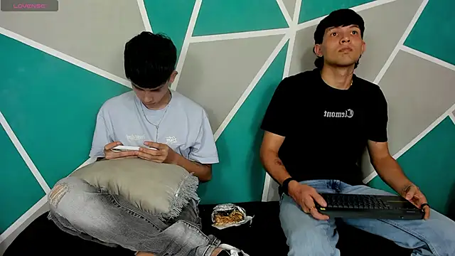 Snapshot of migueyalejo_teens chatting on September 27, 2025, 3:01 am migueyalejo teens online show from September 27, 2025, 3:01 am