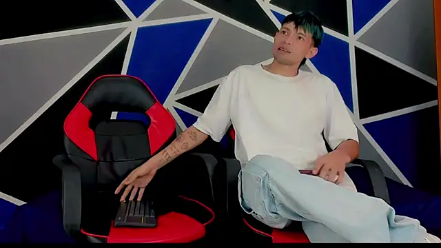 Snapshot of migueyalejo_teens chatting on February 15, 2025, 3:42 am migueyalejo teens online show from February 15, 2025, 3:42 am