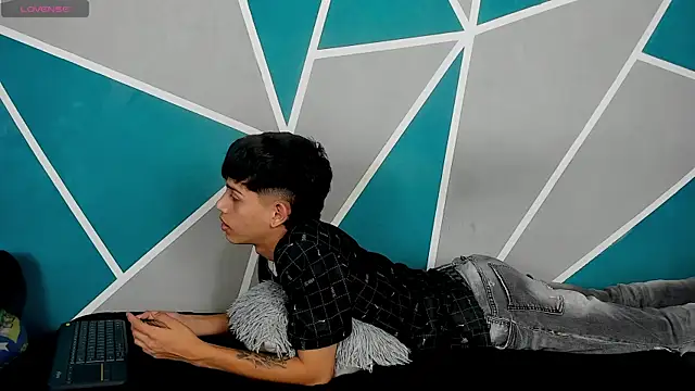 Snapshot of migueyalejo_teens chatting on October 9, 2025, 2:45 am migueyalejo teens online show from October 9, 2025, 2:45 am