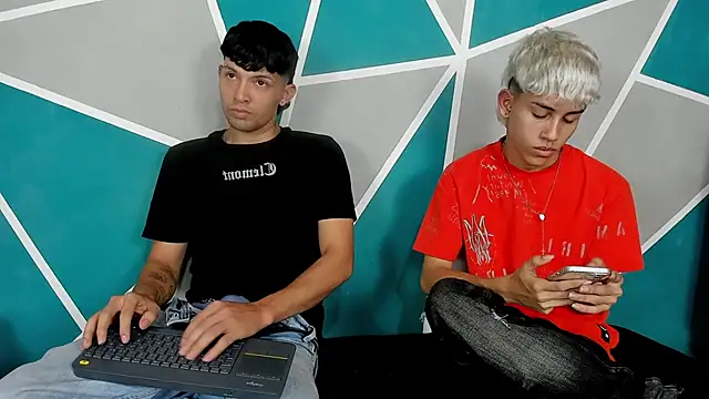 Snapshot of migueyalejo_teens chatting on October 31, 2025, 4:20 am migueyalejo teens online show from October 31, 2025, 4:20 am