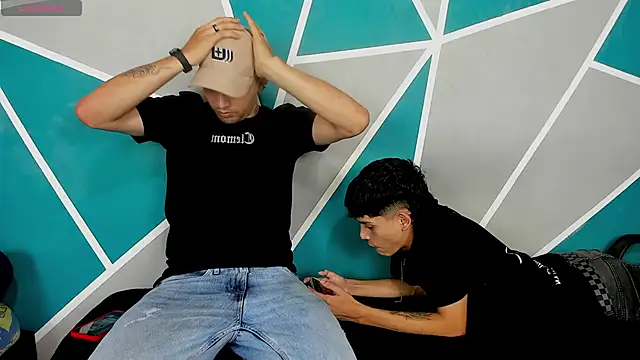 Snapshot of migueyalejo_teens chatting on October 12, 2025, 2:35 am migueyalejo teens online show from October 12, 2025, 2:35 am