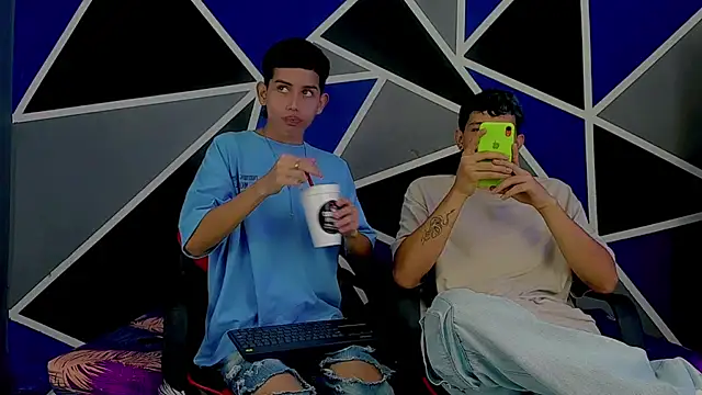 Snapshot of migueyalejo_teens chatting on March 22, 2025, 2:37 am migueyalejo teens online show from March 22, 2025, 2:37 am