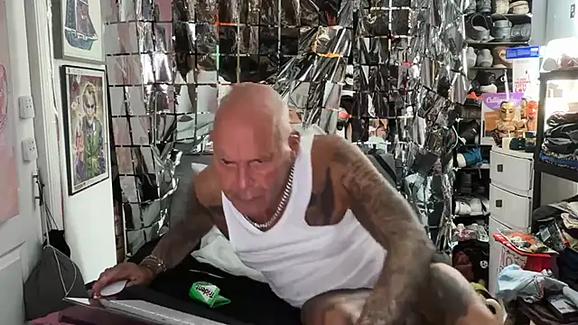 joeytatts66 online show from May 10, 2026, 2:04 am