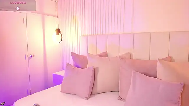 Snapshot of natali_henao chatting on October 10, 2025, 10:21 pm natali henao online show from October 10, 2025, 10:21 pm