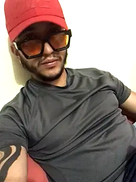 kmilo2405 online show from December 17, 2025, 10:48 pm