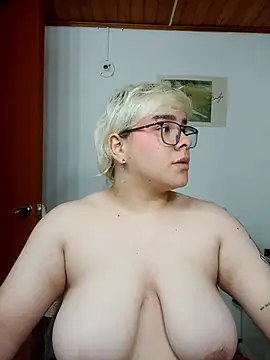 Snapshot of amalia_love chatting on October 24, 2025, 6:34 am amalia love online show from October 24, 2025, 6:34 am