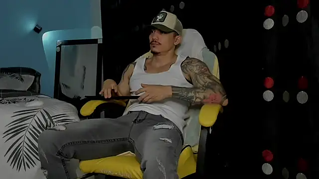 Snapshot of Alex_motta chatting on September 18, 2025, 1:30 am Alex motta online show from September 18, 2025, 1:30 am