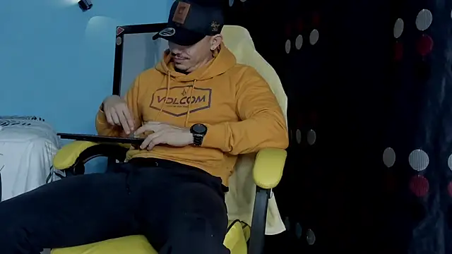 Snapshot of Alex_motta chatting on October 9, 2025, 4:13 am Alex motta online show from October 9, 2025, 4:13 am