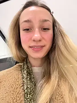 Lia  Love online show from October 27, 2025, 12:17 pm