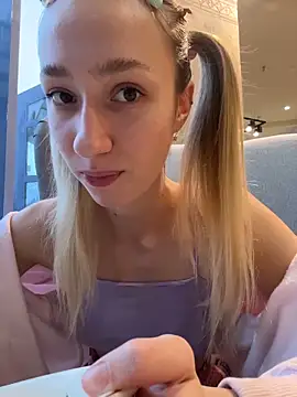 Lia  Love online show from November 5, 2025, 12:30 pm