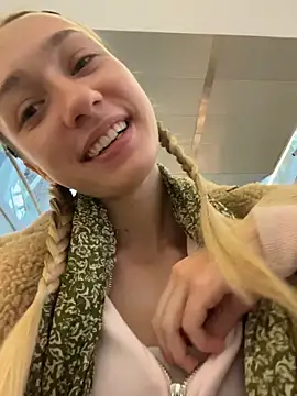 Lia  Love online show from October 5, 2025, 12:07 pm