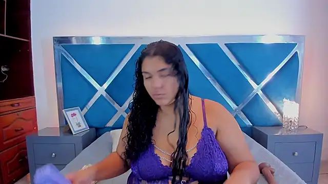 Tiffanymiller00 online show from November 18, 2025, 12:52 pm