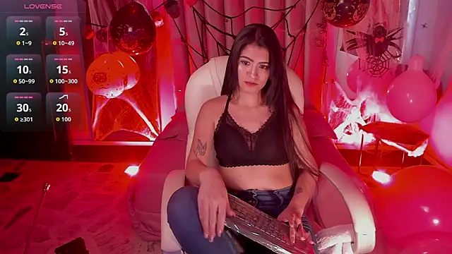 Snapshot of lunaalynch chatting on October 22, 2025, 8:41 pm lunaalynch online show from October 22, 2025, 8:41 pm