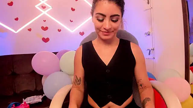 lunaalynch online show from April 14, 2026, 11:54 pm