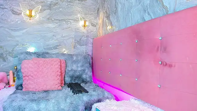 Snapshot of taylorbunny_x chatting on October 1, 2025, 3:33 am taylorbunny x online show from October 1, 2025, 3:33 am