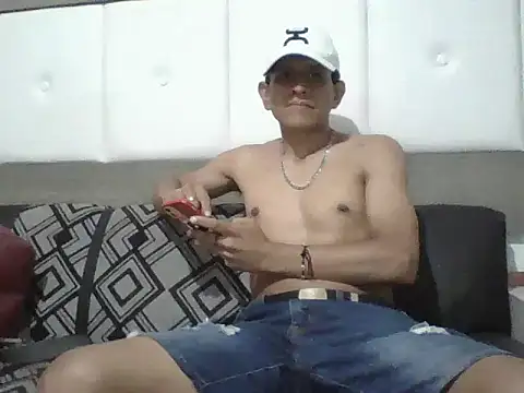 Snapshot of oiram27 chatting on October 2, 2025, 10:24 pm oiram27 online show from October 2, 2025, 10:24 pm