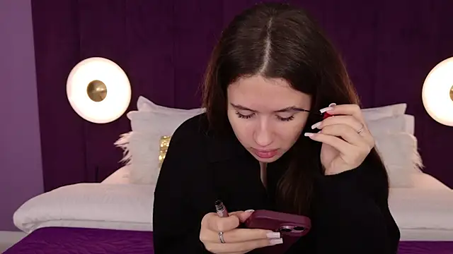 milaleoneli online show from November 10, 2025, 3:22 am