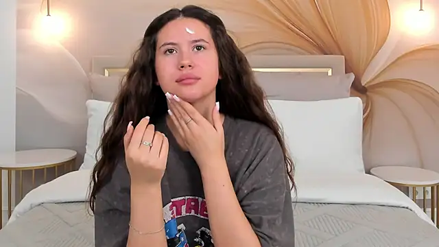 milaleoneli online show from September 11, 2025, 3:01 pm