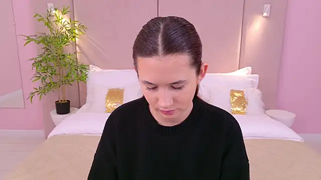 milaleoneli online show from February 26, 2025, 12:38 pm