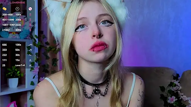 HildaEvatt online show from September 15, 2025, 4:02 am