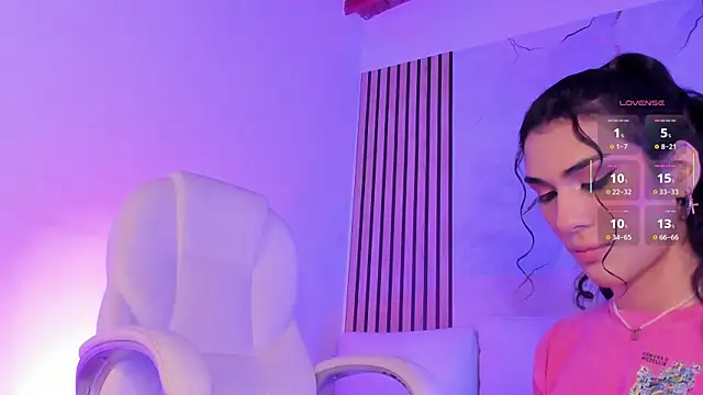 Snapshot of MiaCavallii_ chatting on October 3, 2025, 3:30 am MiaCavallii  online show from October 3, 2025, 3:30 am