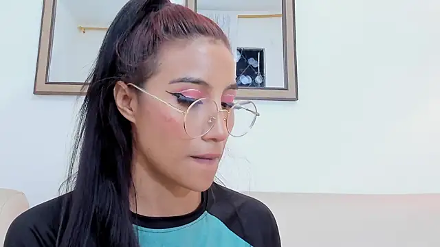 naomiii   online show from February 26, 2025, 1:14 am