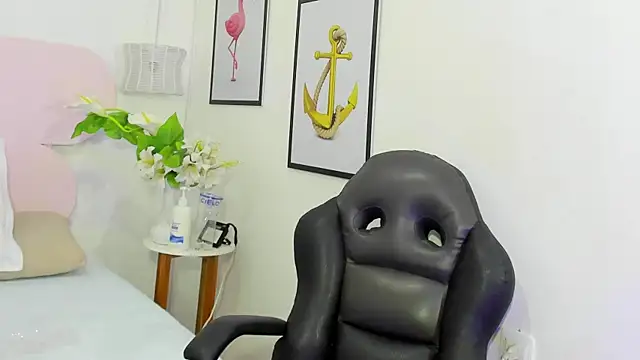 Snapshot of naomiii__ chatting on October 15, 2025, 11:40 am naomiii   online show from October 15, 2025, 11:40 am