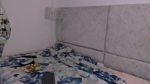 naomiii   online show from November 8, 2025, 11:47 am