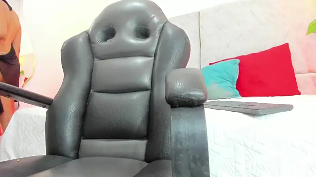 naomiii   online show from April 9, 2026, 12:00 pm