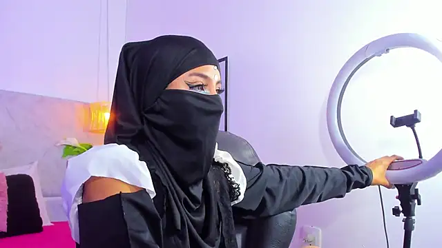 Snapshot of naomiii__ chatting on October 24, 2025, 12:04 pm naomiii   online show from October 24, 2025, 12:04 pm