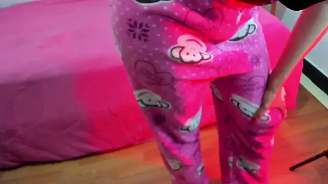 naomiii   online show from November 26, 2025, 11:43 am