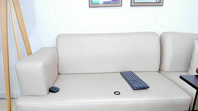 naomiii   online show from March 12, 2025, 4:08 am