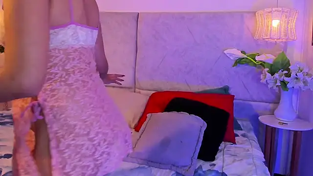 naomiii   online show from November 21, 2025, 11:42 am