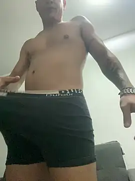 LCarreraa online show from March 8, 2025, 6:32 am