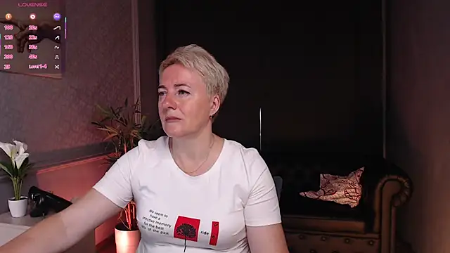 Nika Smit online show from July 5, 2026, 5:14 am