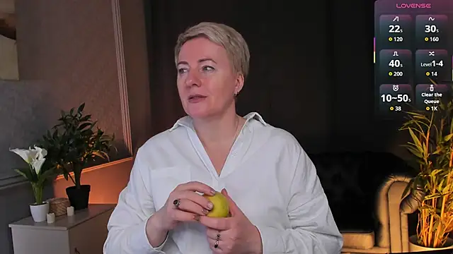 Nika Smit online show from April 18, 2026, 5:21 am