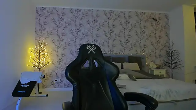 NancyLovee  online show from December 17, 2025, 2:44 pm