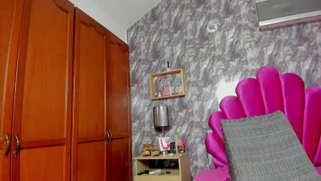 EMMAPARISS online show from March 13, 2025, 3:17 pm