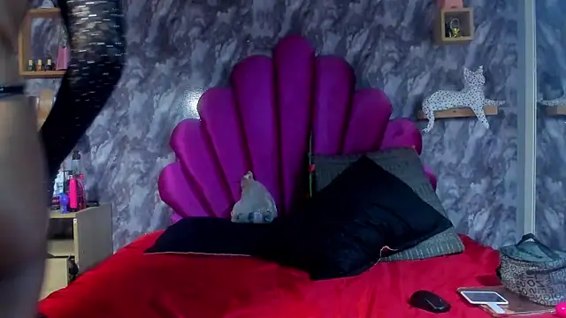 EMMAPARISS online show from December 21, 2025, 1:35 pm