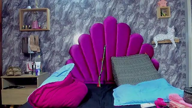 Snapshot of EMMAPARISS chatting on January 17, 2026, 11:58 am EMMAPARISS online show from January 17, 2026, 11:58 am