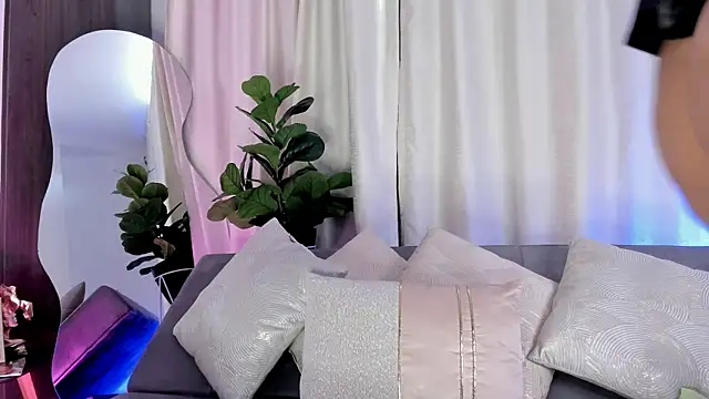 LexyRobert online show from February 19, 2025, 8:31 pm