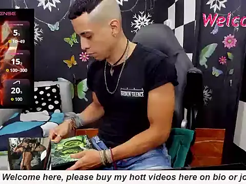 Snapshot of MikeRose94 chatting on September 17, 2025, 9:39 pm MikeRose94 online show from September 17, 2025, 9:39 pm